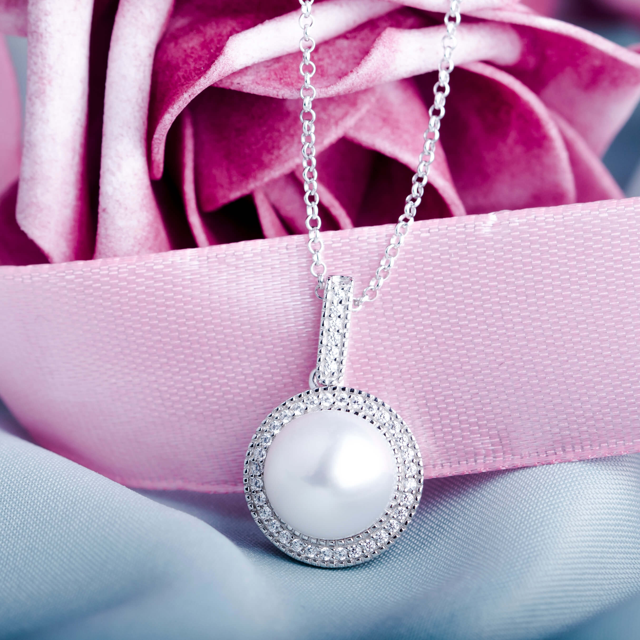 Molah 925 Silver Cultured Freshwater Pearl and Cubic Zirconia Halo Necklace